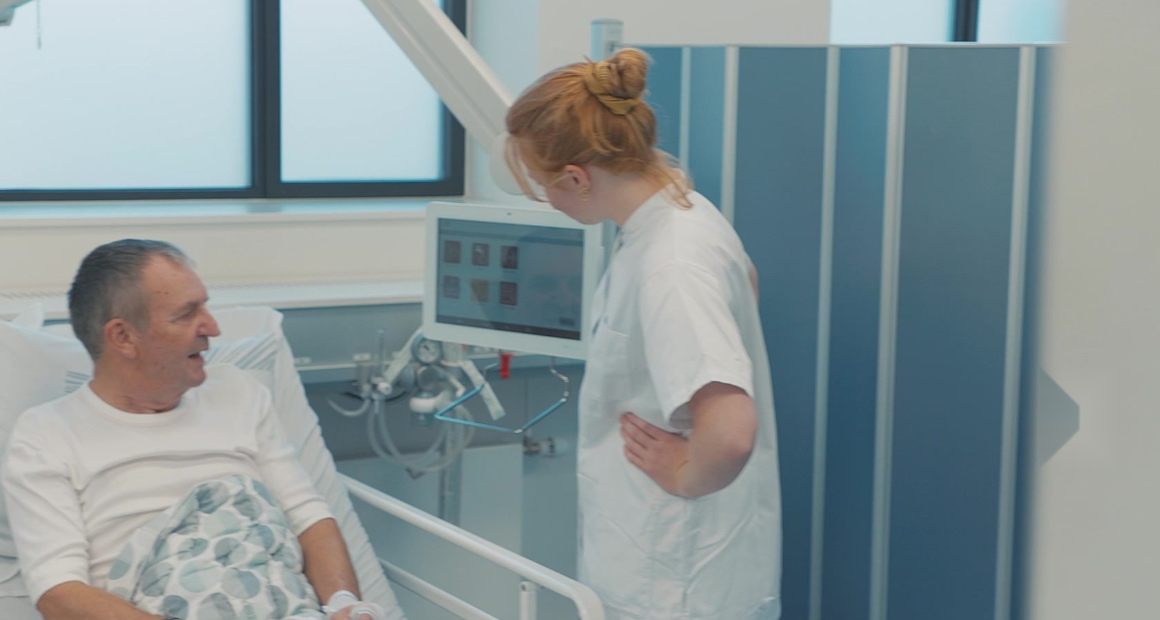 FlexCare-filmen — patient og sygeplejerske ved sengen